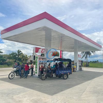 प्रीफैब स्टील संरचना गैस स्टेशन आउटडोर जलरोधक अनुकूलित साइनिंग पेट्रोल स्टेशन कैनोपी