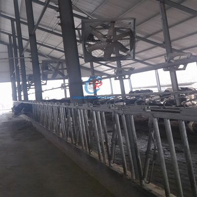 आधुनिक पूर्वनिर्मित इस्पात संरचना हल्के सैंडविच पैनल के साथ खेत का घर