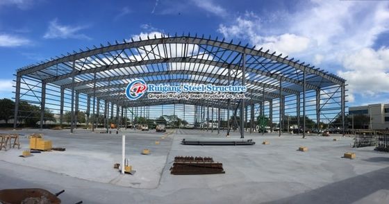 आधुनिक सौंदर्यशास्त्र और कार्यक्षमता के लिए अनुकूलित पूर्व-इंजीनियर फ्रेम स्टील संरचना गोदाम