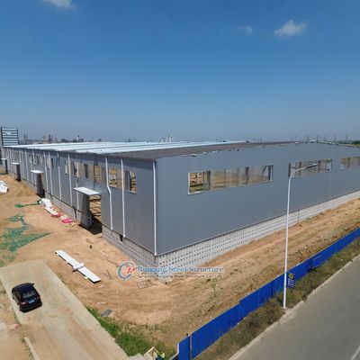 प्राकृतिक प्रकाश व्यवस्था के लिए पारदर्शी पैनलों के साथ कस्टम स्टील संरचना गोदाम